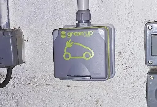 Photo d'une prise renforcée Legrand Green'Up posée par la société d'électricité Elec'eaux