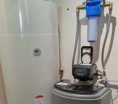 Chauffe-eau thermodynamique de marque Thermor et adoucisseur d'eau MB Expert installés chez un particulier par Elec'eaux