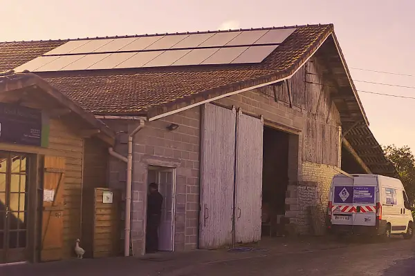 Côté d'un hangar agricole à Jarnac avec 9kW de panneaux solaires installés sur le toit