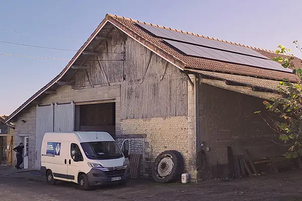 Côté d'un hangar agricole à Jarnac avec 9kW de panneaux solaires installés sur le toit