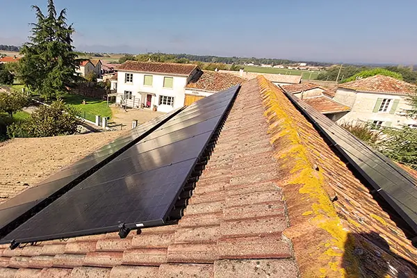 Photo d'une installation de panneaux photovoltaïque sur deux pans de toiture pour une production max de 18kW