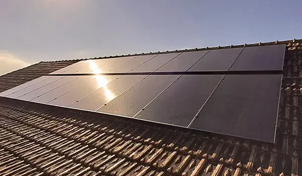 Champ de 9kW de panneaux solaires sur un pan de toiture