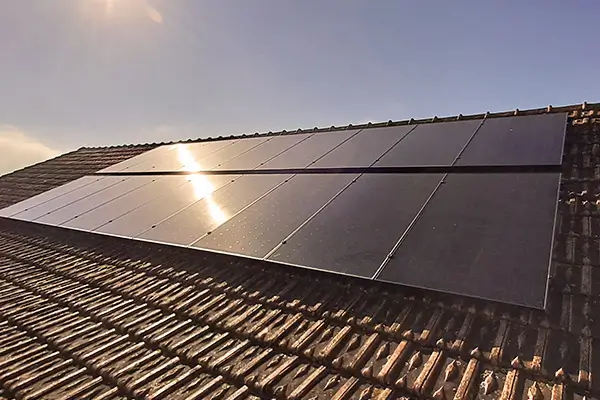 Champ de 9kW de panneaux solaires sur un pan de toiture